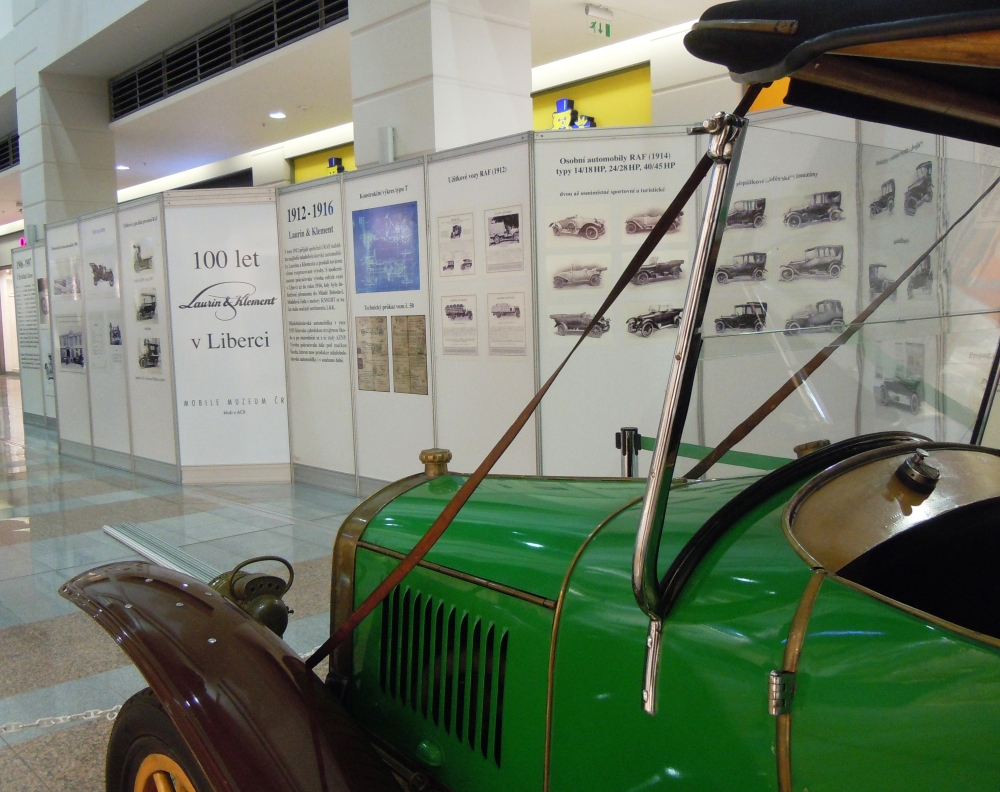 Prezentační stěna - výstava historických vozidel v OC Forum Liberec